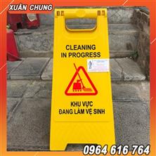 Biển cảnh báo chữ A khu vực đang làm vệ sinh