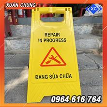 Biển cảnh báo chữ A đang sửa chữa